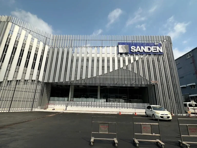 Tòa nhà mang bảng hiệu Sanden