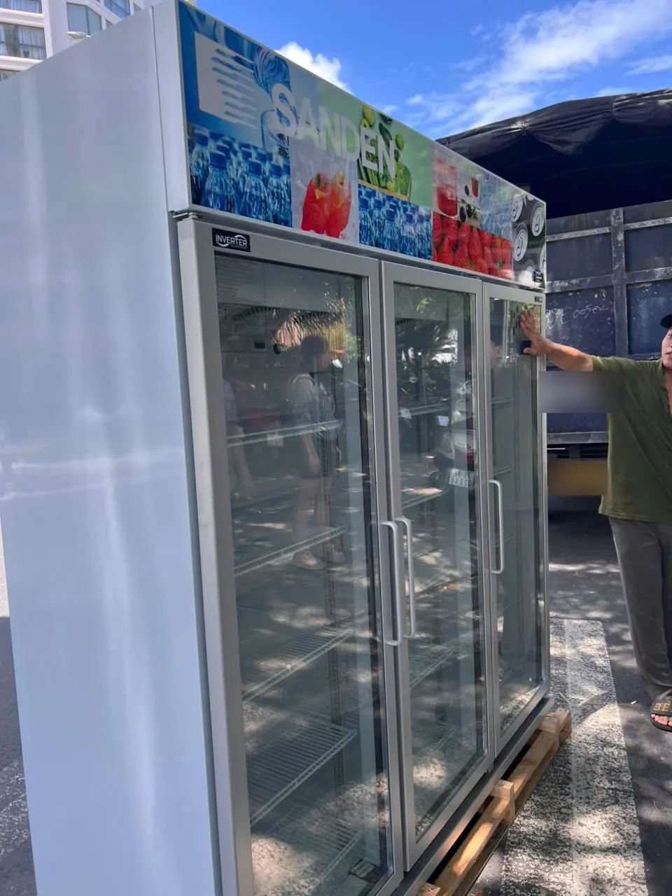 Giao tủ mát Sanden 3 cánh Inverter tới khách hàng tỉnh xa