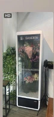 Tủ mát Sanden dòng SPC trưng bày hoa tại cửa hàng khách hàng thực tế