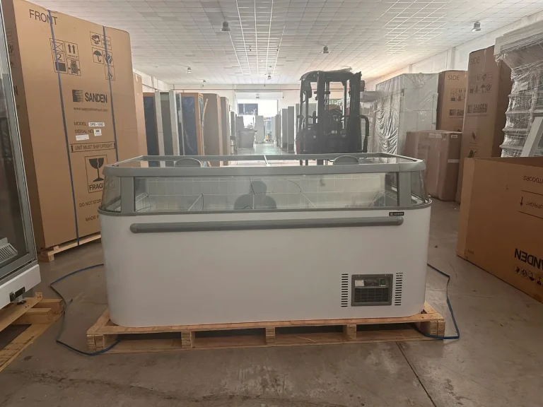 Tủ đông trưng bày Sanden trên pallet gỗ, phía sau có xe nâng
