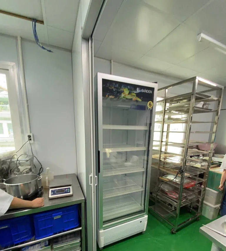 Tủ mát 1 cánh Sanden bên giá khay trong bếp của khách hàng