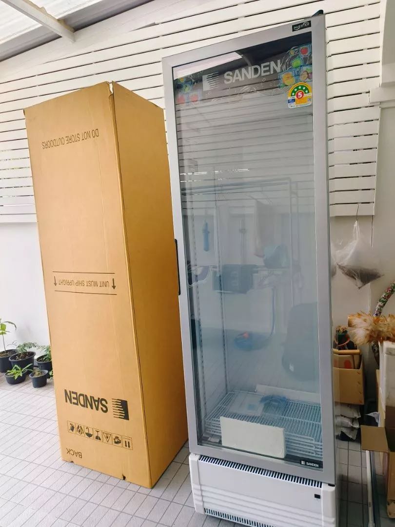 Tủ mát Sanden SPB-0500 mới giao — dàn lạnh nhôm nằm bên trong thân tủ