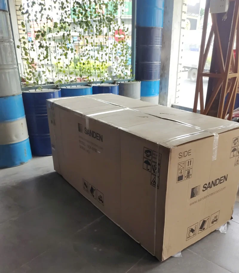 Ảnh thật thùng carton tủ đông Sanden có nhãn model SCF-0765, số seri bị che một phần