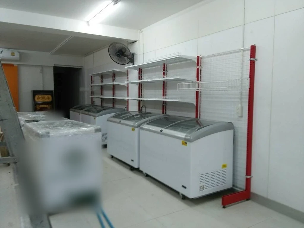 Ảnh thật các tủ kem kính cong Sanden đặt dọc tường tại cửa hàng kem của khách