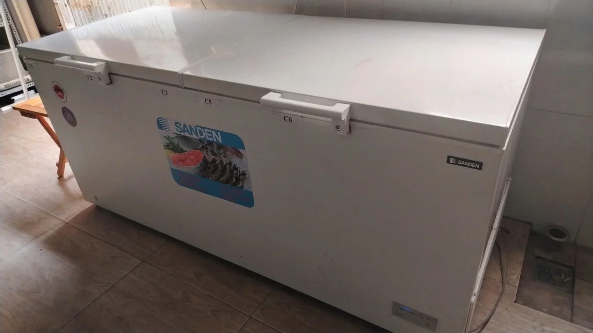 Ảnh thật tủ đông nằm 2 nắp Sanden SCF-0765 đang dùng, đặt sát tường tại nơi khách sử dụng