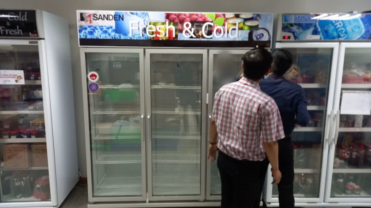 Ảnh thật tủ mát 3 cánh kính Sanden mà khách cửa hàng trái cây mua thêm